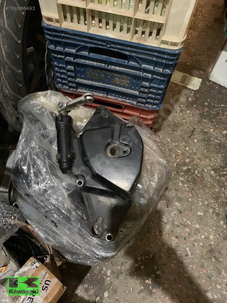 SUZUKİ GSR 600 ÖN DİŞLİ KAPAĞI GSR 600 DEBRİYAJ DİŞLİ KAPAĞI 2.EL