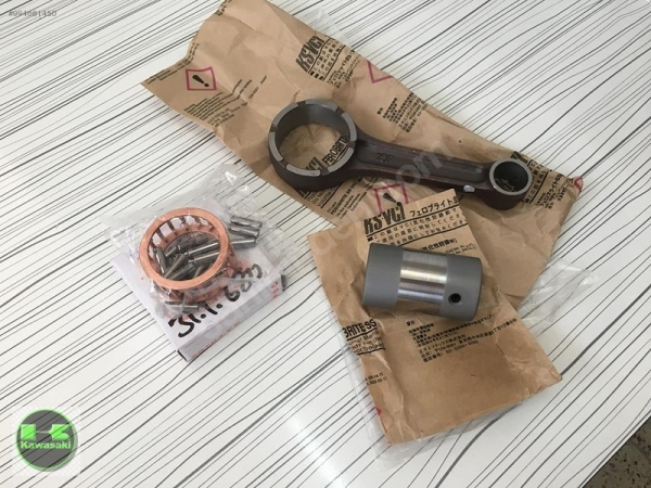 07-17 suzuki burgman 400 biyel kolu an 400 krank kolu sıfır orıjınaldir  3 parçadan oluşmaktadır biyel kolu alt pim ve rulman 