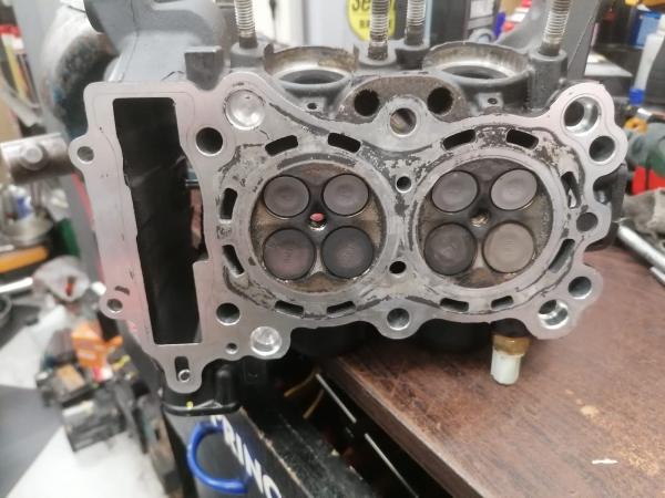Yamaha R25 dolu üst kapak 